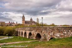 Oude stad van Salamanca - De Romeinse brug in Salamanca, op de achtergrond de kathedraal van Salamanca, de brug ligt over de rivier de Tormes, ze staat ook...