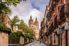 Oude stad van Salamanca - Oude stad van Salamanca: Een van de historische straatjes, op de achtergrond de Clerecia Kerk, ook wel bekend als de Kerk van de Heilige Geest. De...