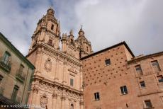 Oude stad van Salamanca - Oude stad van Salamanca: De Clereciakerk en het Casa de las Conchas, het Schelpenhuis. Het Casa de las Conchas werd gebouwd tussen...