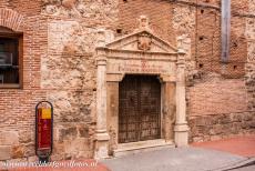 Universiteit en van Alcalá de Henares - De universiteit en historische parochie van Alcalá de Henares: De ingang naar de voormalige Bisschoppelijke Residentie. In...