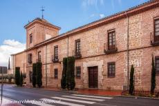 Universiteit en van Alcalá de Henares - De universiteit en historische parochie van Alcalá de Henares: Een van de historische gebouwen van de Universidad Complutense. In 1837...