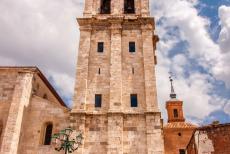 Universiteit en van Alcalá de Henares - De universiteit en historische parochie van Alcalá de Henares: De 65.5 meter hoge klokkentoren van de Kathedraal-Magistral van de Heiligen...