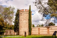 Universiteit en van Alcalá de Henares - De universiteit en historische parochie van Alcalá de Henares: De muren met een toren. De 14de eeuwse stadsmuur, de Albacar genoemd, rond...