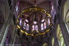 Routes in Frankrijk naar Santiago de Compostela - Pelgrimsroutes in Frankrijk naar Santiago de Compostela: De enorme kroonluchter hangt aan het gewelfde plafond van de kathedraal van Bourges,...