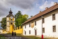 Levoča, Spišský Hrad en bijbehorende monumenten - Levoča, Spišský Hrad en bijbehorende cultuurmonumenten: In Spišská Kapitula lopen enkele nonnen naar het...