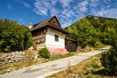 Vlkolínec - Tot op heden zijn de meeste houten huizen van Vlkolínec in hun originele staat gebleven. De meeste huizen hebben drie kamers, de grootste...