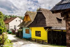 Vlkolínec - Vlkolinec is een bergdorp in het district van Ružomberok. De houten huizen zijn geschilderd in heldere kleuren, blauw, roze, geel...
