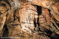 Grotten van de Slowaakse Karst - Domica grot - Grotten van de Aggtelek Karst en Slowaakse Karst: Enkele gekleurde druipsteenformaties in de Domica grot. De Domica grot ligt in het karstgebied...