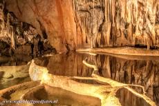 Grotten van de Slowaakse Karst - Domica grot - Grotten van de Aggtelek Karst en Slowaakse Karst: Weerspiegelingen in het heldere water van de cascade druipsteenmeren in de Domica...
