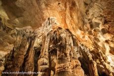 Grotten van de Slowaakse Karst - Domica grot - Grotten van de Aggtelek Karst en Slowaakse Karst: Kolommen van stalactieten en stalagmieten in de Domica grot. Tijdens de rondleiding door de...
