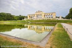 Paleis en tuinen van Schönbrunn - Paleis en tuinen van Schönbrunn: De Gloriette staat op de Schönbrunn Heuvel in het park. Het panoramadek op het...