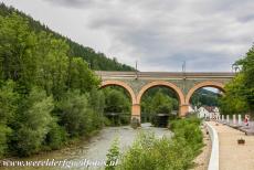 Semmeringspoorlijn - Semmeringspoorlijn: Het spoorwegviaduct over de rivier de Schwarza in Payerbach. Het viaduct over de Schwarza is het langste viaduct van de...