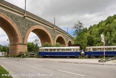 Semmeringspoorlijn - Semmeringspoorlijn: Een trein bij het spoorwegviaduct over de rivier de Schwarza bij de stad Payerbach. De Semmeringspoorlijn heeft een lengte van...
