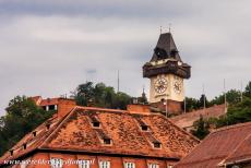 Historisch centrum van Graz - Historisch centrum van de stad Graz: De 13de eeuwse klokkentoren op de Schlossberg torent hoog uit boven de oude stad, de toren een is een...
