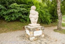 Cultuurlandschap Wachau - Cultuurlandschap Wachau: Op de vindplaats van de originele 'Venus van Willendorf' staat nu een vergrote kopie van het...