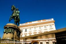 Historisch centrum van Wenen - Historisch centrum van Wenen: Het bronzen ruiterstandbeeld van aartshertog Albrecht staat op het Albertina Terras bij het Albertina...