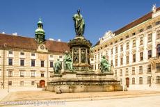 Historisch centrum van Wenen - De Hofburg in het historisch centrum van Wenen: Voor het keizerlijk paleis de Hofburg staat het bronzen standbeeld van keizer Franz Joseph I,...