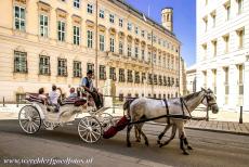 Historisch centrum van Wenen - Historisch centrum van Wenen: Een door paarden getrokken koets voor het voormalig keizerlijk paleis de Hofburg. De Hofburg was de...