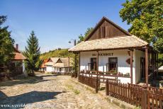Het oude dorp Hollókő - Het oude dorp Hollókő en omgeving: Veel van de nog bestaande huizen werden gebouwd in de 17de en 18de eeuw. De huizen met de typische...