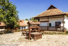 Het oude dorp Hollókő - Het oude dorp Hollókő en omgeving: De houten waterput van het dorp. Het dorpje Hollókő ligt in Hongarije, circa 92 km...