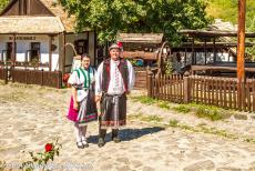 Het oude dorp Hollókő - Het oude dorp Hollókő en omgeving: Twee inwoners gekleed in de traditionele klederdracht van de Palóc, het dorp...