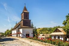 Het oude dorp Hollókő - Het oude dorp Hollókő en haar omgeving: Het Rooms-katholieke kerkje van Hollókő staat in het midden van het dorp, de...