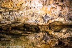 Grotten van de Aggtelek Karst - Baradla - Grotten van de Aggtelek karst en Slowaakse karst: Waterspiegeling in het kristalheldere water van de ondergrondse rivier de Styx in de...