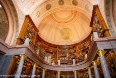 Benedictijner abdij van Pannonhalma - Benedictijner abdij van Pannonhalma: De bibliotheek werd in de 19de eeuw gebouwd in de neoklassieke stijl. Het plafond van de ovale zaal is...