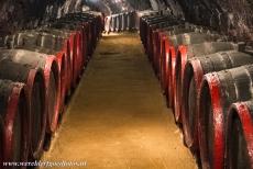 Tokaj wijnstreek - Historisch cultuurlandschap van de Tokaj wijnstreek: De Tokaj wijn ligt in ondergrondse gangen opgeslagen om te rijpen. Onder de stad Tokaj...