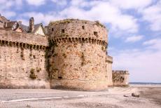 Mont Saint-Michel en zijn baai - Mont Saint-Michel en haar baai: De indrukwekkende fortificaties van de kloostervesting Mont Saint-Michel. Binnen de... Mont Saint-Michel en zijn baai - Mont Saint-Michel en haar baai: De indrukwekkende fortificaties van de kloostervesting Mont Saint-Michel. Binnen de...