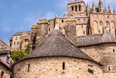 Mont Saint-Michel en zijn baai - Mont Saint-Michel en haar baai: De fortificaties van de kloostervesting Mont Saint-Michel. In de 10de eeuw verbouwden benedictijnse... Mont Saint-Michel en zijn baai - Mont Saint-Michel en haar baai: De fortificaties van de kloostervesting Mont Saint-Michel. In de 10de eeuw verbouwden benedictijnse...