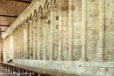 Mont Saint-Michel en zijn baai - De Abdij van Mont Saint-Michel: De refter van de abdij baadt in daglicht, de ramen van de refter zitten verscholen tussen de pilaren....