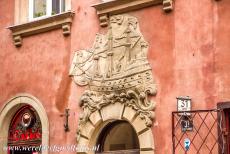 Historisch centrum van Warschau - Historisch centrum van Warschau: Een vroeg 18de eeuws gebeeldhouwd rococo ornament van een galjoen boven de deur van een huis in...