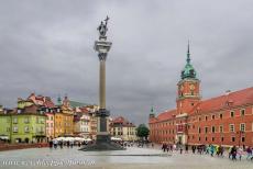 Historisch centrum van Warschau - Historisch centrum van Warschau: Donkere wolken hangen boven Plac Zamkowy, het Slotplein in het centrum, met de Sigismundzuil en het...