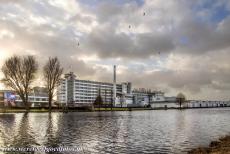 Van Nellefabriek - De Van Nellefabriek staat aan de oever van de Delfshavense Schie kanaal in de Spaanse Polder, een industriegebied in Rotterdam. Het kanaal...