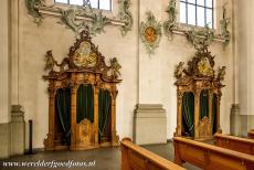 Abdij van Sankt Gallen - Abdij van Sankt Gallen: De gebeeldhouwde notenhouten biechtstoelen in de kathedraal. De kloosterbibliotheek van Sankt Gallen is een van de...