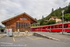 Rhätische Bahn in het Albula / Bernina landschap - Rhätische Bahn in het Albula / Bernina landschap: Het treinstation van Tiefencastel. Tiefencastel ligt aan de...