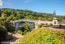 Ironbridge Gorge - Ironbridge Gorge: De Iron Bridge en het oorlogsmonument van het kleine dorp Ironbridge. Het monument herdenkt de 63 inwoners van...