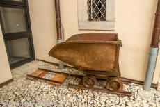 Monte San Giorgio - Monte San Giorgio: Een mijnwagentje in het fossielenmuseum van Meride. Het wagentje werd gebruikt om de oliehoudende leisteen te vervoeren...