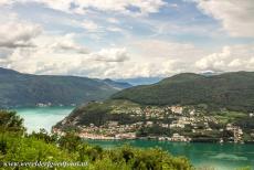Monte San Giorigo - Monte San Giorgio: Het uitzicht over het meer van Lugano vanaf de Monte San Giorgio, een met bossen begroeide berg in de Alpen, in het...
