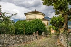 Sacri Monti van Piemonte en Lombardije - De Heilige Bergen (Sacri Monti) van Piemonte en Lombardije, Italië: Een van de lager gelegen kapelletjes van de Heilige Berg van Ossuccio. De...