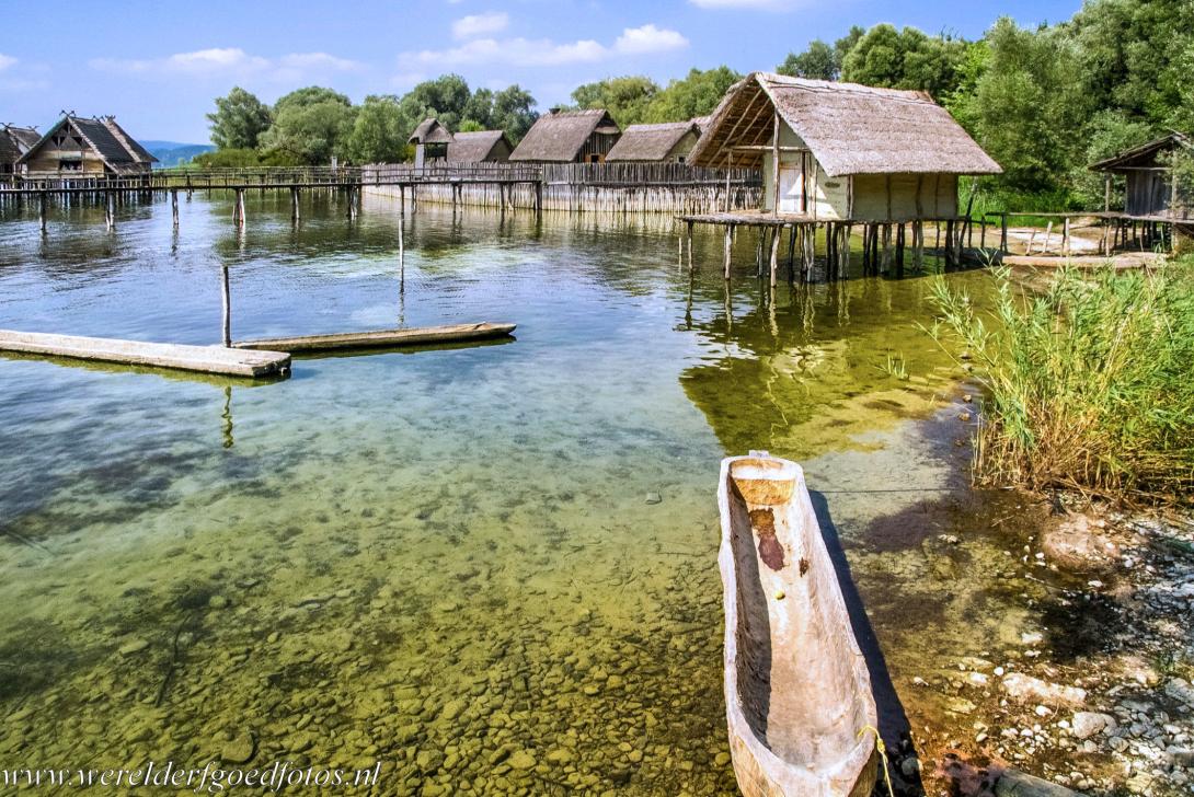 Prehistorische paalwoningen rond de Alpen - Prehistorische paalwoningen rond de Alpen: Gereconstrueerde prehistorische paalwoningen, de paalwoningen zijn te zien in het Pfahlbaumuseum... Prehistorische paalwoningen rond de Alpen - Prehistorische paalwoningen rond de Alpen: Gereconstrueerde prehistorische paalwoningen, de paalwoningen zijn te zien in het Pfahlbaumuseum...