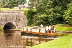 Pontcysyllte Aqueduct - A narrowboat on the Llangollen Canal, on the left hand side the entrance into the Chirk Tunnel. The narrow tunnel was designed and built for...