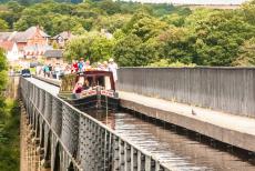 Pontcysyllte Aquaduct - Een narrowboat vaart door het Llangollen Canal over het Pontcysyllte Aquaduct, ernaast lopen mensen via het jaagpad over het...