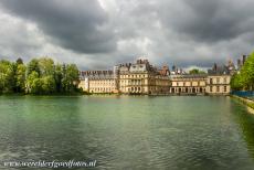 Paleis en park van Fontainebleau - Paleis en park van Fontainebleau: Achter het Karpermeer ligt de Cour de la Fontaine. Het meer was een ooit moeras, maar in de tijd...