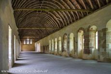 Cisterciënzer Abdij van Fontenay - Cisterciënzer Abdij van Fontenay: Het zonlicht schijnt door de ramen van het dormitorium, de slaapzaal, en vormt een patroon...