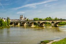 Loire Valley - Loire Valley between Sully-sur-Loire en Chalonnes: The George V Bridge is a stone arch bridge over the river Loire in Orléans, behind...