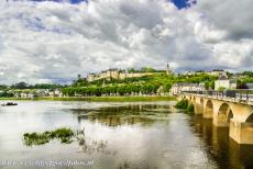 Loire Vallei - De Loire Vallei tussen Sully-sur-Loire en Chalonnes-sur-Loire: Het kasteel van Chinon ligt op de oevers van de rivier de Vienne, ca. 10...