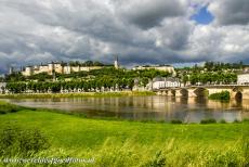 Loire Vallei - De Loire Vallei tussen Sully-sur-Loire en Chalonnes-sur-Loire: Het kasteel van Chinon aan de rivier de Vienne. Op vrijdag 13 oktober 1307...