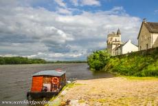 Loire Valley - Loire Valley between Sully-sur-Loire en Chalonnes: A traditional river boat on the Loire next to the Castle of Montsoreau. The castle is...